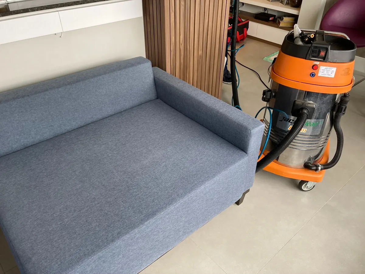 Técnico da LimpoSim realizando higienização profissional de estofado na Penha